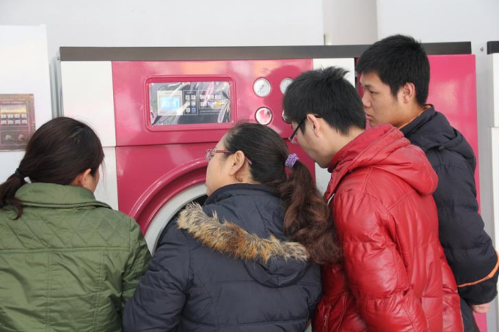 UCC洗衣工作人員在為干洗店加盟商講解干洗設備知識