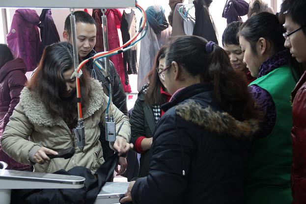 劉莉莉所開的UCC干洗加盟店每天的洗衣顧客絡(luò)繹不絕