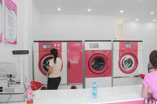 UCC洗衣干洗加盟商設備操作中